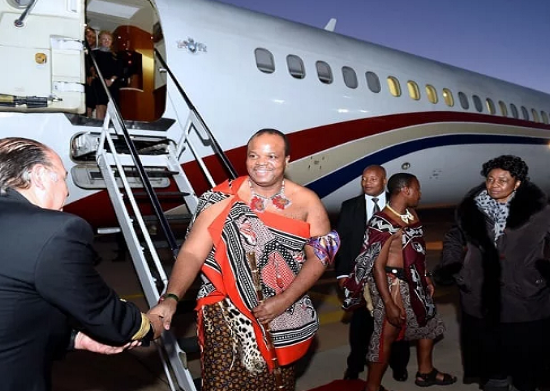 Quốc vương Mswati III có 14 người vợ, hơn 25 người con và nổi tiếng với lối sống xa hoa phung phí. Trước đây, ông này đã bị chỉ trích khi mua chuyên cơ trị giá 200 triệu bảng Anh. Ảnh: TA.