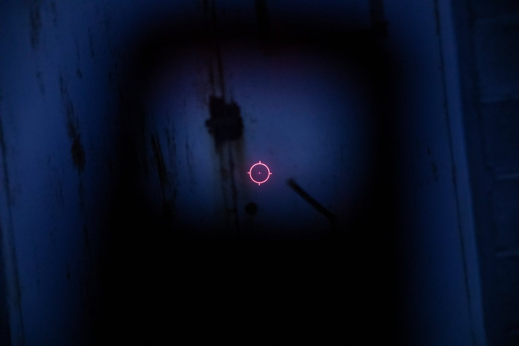 Đặc nhiệm với kính nhìn ban đêm theo dõi cánh cửa của một căn hầm bí mật trong nhiệm vụ đột kích vào đây. Từng ít tiếng tăm hơn mafia Sicily và Campania, giờ đây 'Ndrangheta là một trong những tổ chức tội phạm quyền lực nhất thế giới, nghiên cứu năm 2013 ước tính tổ chức này thu về số tiền 53 tỷ euro mỗi năm. Khả năng tài chính dư giả giúp các ông trùm có điều kiện xây dựng các hệ thống hầm trú ẩn và đường hầm kiên cố. Ảnh: Alessio Mamo/The Guardian.