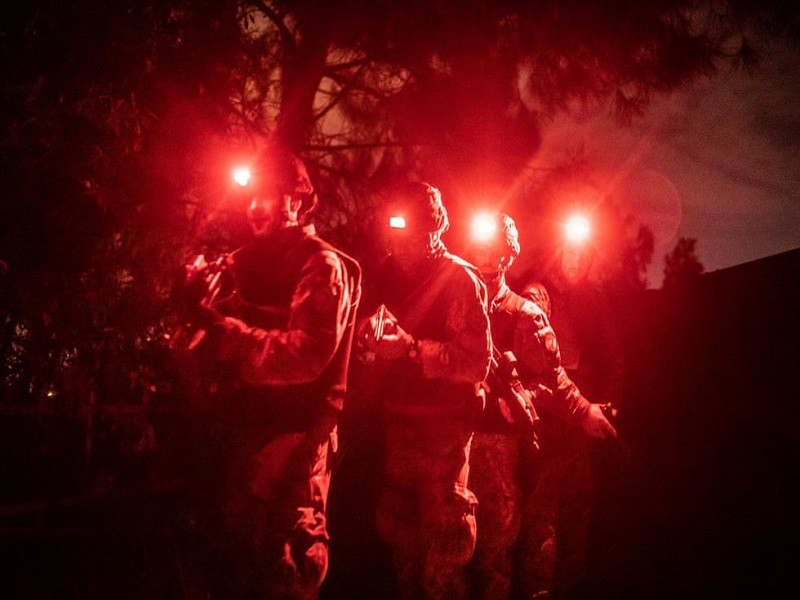 Đơn vị Cacciatorim, với tên gọi chính thức là Squadrone Carabinieri Eliportato, trong một lần thực hiện nhiệm vụ ban đêm để đột kích một căn hầm bí mật, nơi ông trùm bị truy nã gắt gao nhất của tội phạm ’Ndrangheta được cho là đang lẩn trốn. Enresto Fazzalari là ông trùm tội phạm số 2 ở Italy, chỉ sau trùm mafia Matteo Messina Denaro. Ảnh: Alessio Mamo/The Guardian.