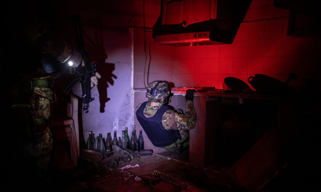 Tại bếp của một căn hầm trú ẩn bí mật, có lối vào thông ra đường hầm dẫn đến một nơi khác. Các ông trùm 'Ndrangheta không ngại cuộc sống chui lủi như những con chuột, vì điều đó gửi đi một thông điệp tới các đối thủ cũng như cơ quan chức năng về sự tồn tại trong bóng tối của họ. Ảnh: Alessio Mamo/The Guardian.