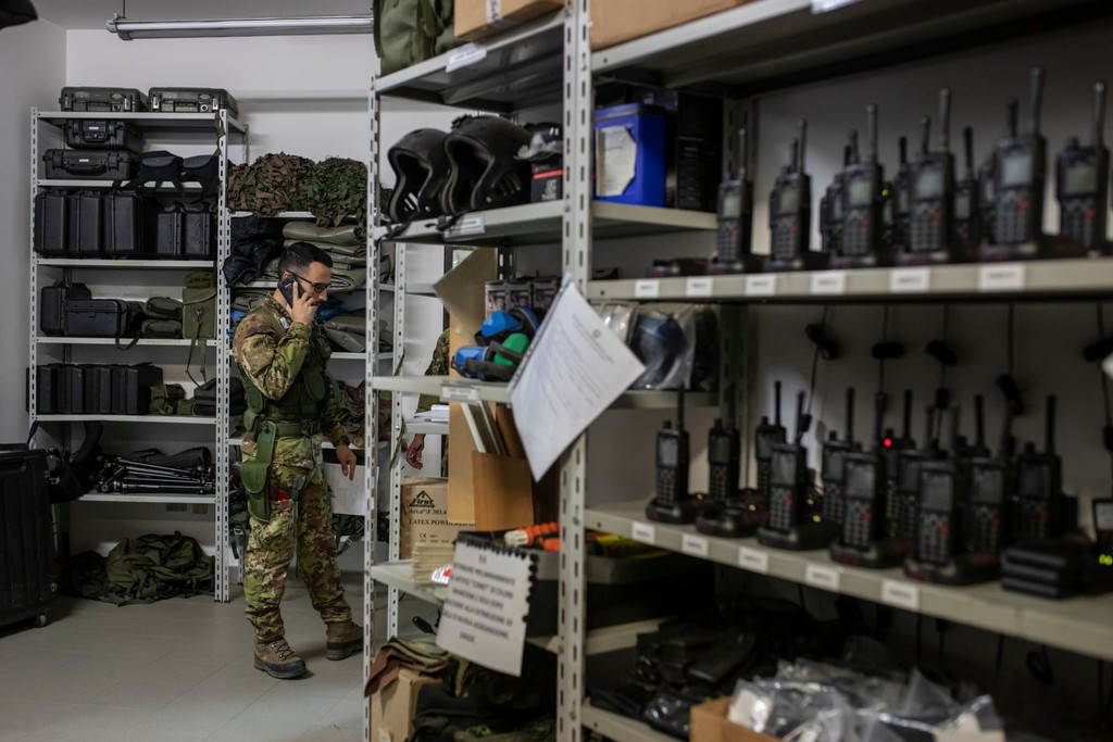 Kho đựng các thiết bị của đội trong trụ sở tại Vibo Valentia. Công việc của các cacciatori là tương đối bận rộn, với danh sách về những kẻ lẩn trốn được cập nhật mỗi tháng. Ảnh: Alessio Mamo/The Guardian. Mời độc giả xem thêm video: Cảnh sát Italy thu giữ hơn 420 triệu euro tài sản của mafia hồi năm 2014 (Nguồn: VTC14)