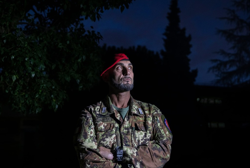 Milo Aveni, chỉ huy của lực lượng đặc biệt, chụp ảnh tại trụ sở của đội ở Vibo Valentia. Nhiệm vụ của ông và các cacciatori (thợ săn) là đi tìm và truy bắt các ông trùm và tội phạm đang lẩn trốn dưới hệ thống hầm ngầm dưới lòng đất dày đặc ở dãy núi Calabria. Ảnh: Alessio Mamo/The Guardian.