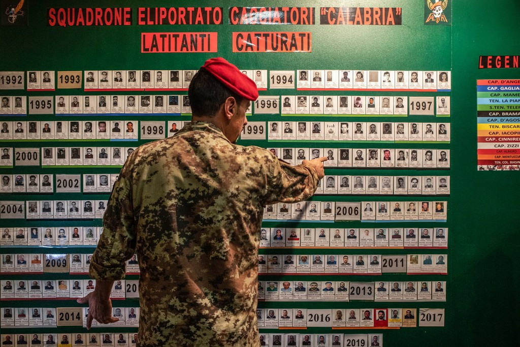 Sau 25 năm hình thành và hoạt động, đội đã thành công trong việc truy bắt và tiêu diệt 300 tên tội phạm lẩn trốn. Hình ảnh của những tên này được dán trên một tấm bảng xanh nằm ở trụ sở của đội, như để ghi nhớ về các chiến công. Bên cạnh đó, họ cũng phát hiện và phá hủy hơn 400 hầm ngầm dưới mặt đất. Ảnh: Alessio Mamo/The Guardian.