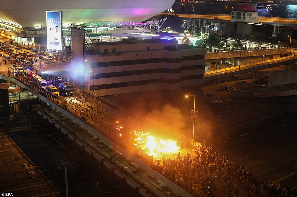 Cảnh đụng độ giữa người biểu tình và cảnh sát Hong Kong trên một cây cầu gần trường Đại học Bách khoa.