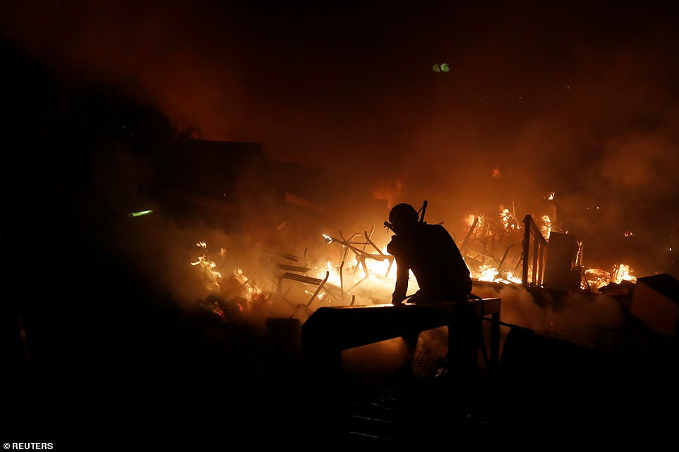 Theo Chủ tịch Hội sinh viên trường Đại học Bách Khoa Derek Liu, hiện vẫn có hàng trăm sinh viên trong khuôn viên trường, và nhiều người trong số họ đang bị thương.