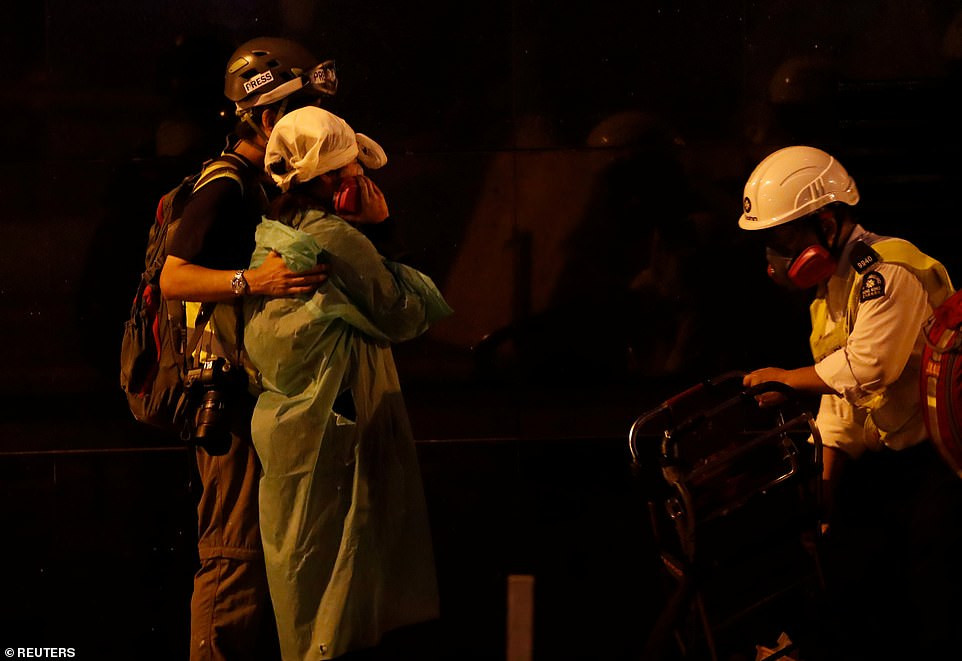 Một người bị thương được hỗ trợ tại Đại học Bách khoa Hong Kong.