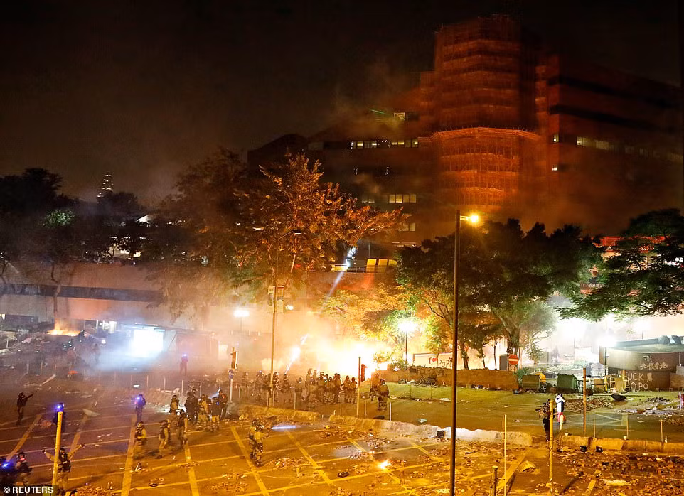 Được biết, hàng nghìn cư dân địa phương và người biểu tình đã đổ ra nhiều con đường xung quanh trường đại học ở Tsim Sha Tsui, Jordan và Yau Ma Tei, để xuyên qua hàng rào cảnh sát, giải cứu các sinh viên mắc kẹt bên trong.