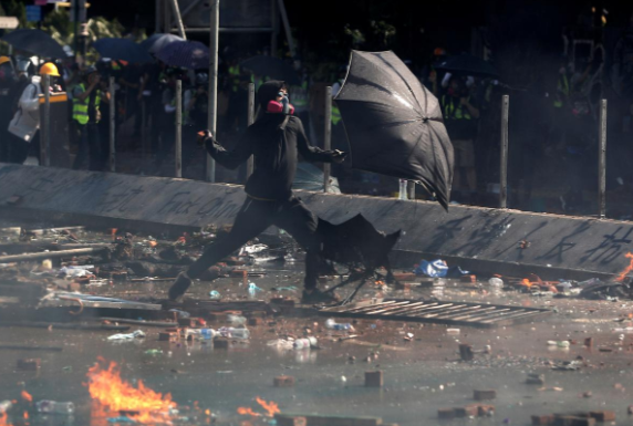 Cuộc đụng độ dữ dội trên đường phố đã diễn ra bên ngoài trường Đại học Bách khoa Hong Kong khi những người biểu tình quá khích ném gạch đá vào cảnh sát, buộc lực lượng an ninh phải dùng hơi cay và vòi rồng trấn áp.