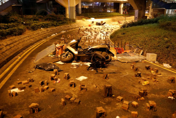 “LRAD không tạo âm thanh tần số cực thấp có thể gây chóng mặt, nôn hay mất cảm giác về phương hướng”, phát ngôn viên này nói và nhấn mạnh đây là hệ thống phát sóng chứ không phải vũ khí. Ngoài ra, cảnh sát đã có quy định nghiêm ngặt về việc sử dụng LRAD.