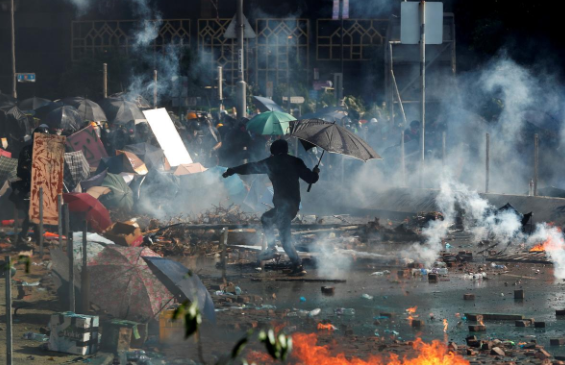 Hơi cay mù mịt trên đường phố bên ngoài Đại học Bách khoa Hong Kong ngày 17/11.