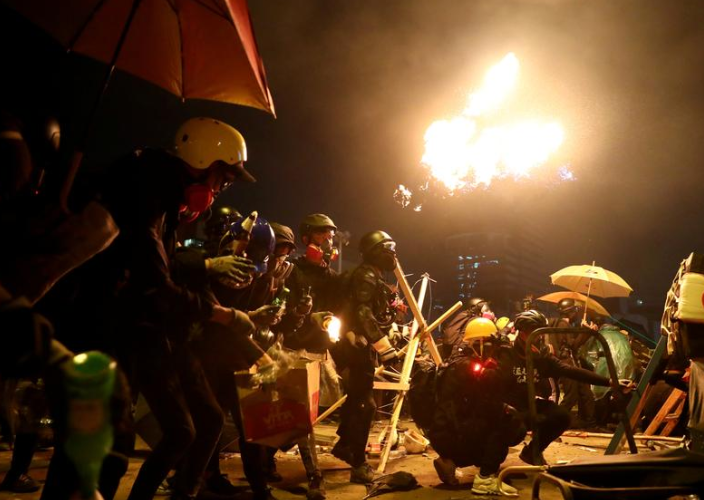 Theo South China Morning Post (SCMP) ngày 17/11, cảnh sát Hong Kong lần đầu tiên triển khai phương tiện giải tán biểu tình bằng âm thanh trong bối cảnh các cuộc biểu tình bạo lực tiếp diễn tại đặc khu này. (Nguồn ảnh: Reuters)