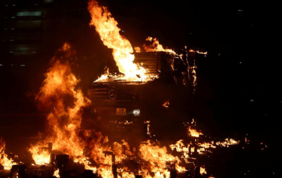 Trong diễn biến liên quan, Sở Giáo dục Hong Kong thông báo các lớp học tại tất cả các trường học ở Hong Kong sẽ tiếp tục tạm nghỉ vào ngày 18/11 vì những lo ngại về an toàn.