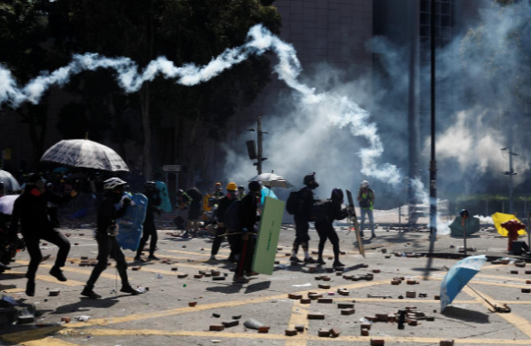 Người phát ngôn cảnh sát Hong Kong cho biết nếu các hành động tấn công (nhằm vào lực lượng an ninh) tiếp diễn, các sĩ quan sẽ không còn lựa chọn nào khác ngoài việc sử dụng vũ lực tối thiểu như bắn đạn thật,...