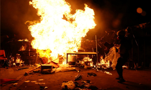 Trong khi đó, đông đảo người biểu tình tại đặc khu Hong Kong tiếp tục chặn nhiều tuyến đường, ném bom xăng và bắn tên vào cảnh sát tại một số địa điểm thuộc Bán đảo Cửu Long cuối tuần qua.