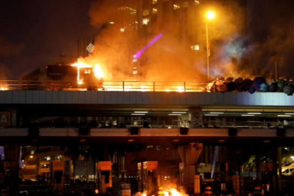 Một phát ngôn viên của cảnh sát Hong Kong xác nhận việc điều động thiết bị âm thanh tầm xa (LRAD) lắp đặt trên xe bọc thép Unimog để phát cảnh báo cho những thành phần biểu tình quá khích.