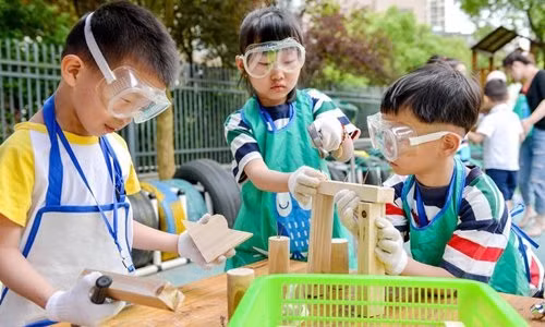 Thanh nien “tam than” tan cong truong mau giao Trung Quoc, 54 nguoi bi thuong