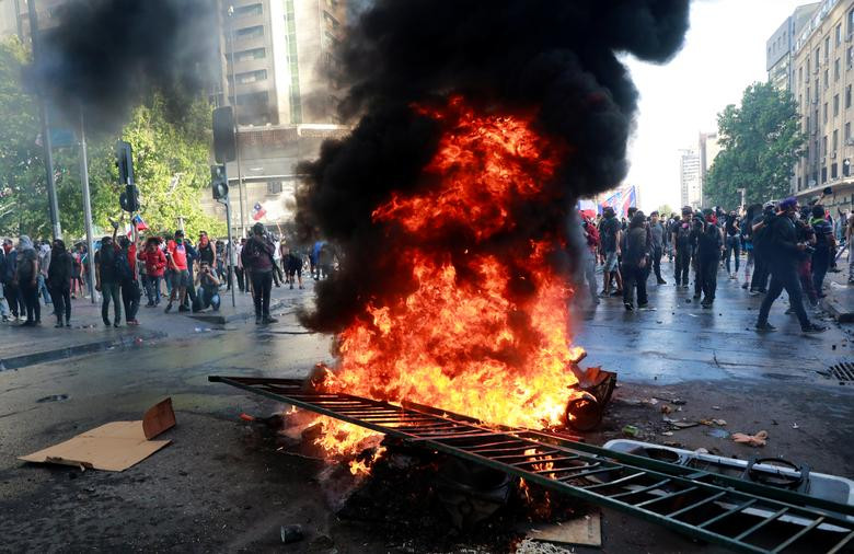 Trong những tuần qua, Chile chìm trong những đợt biểu tình căng thẳng bạo lực, với các vụ đụng độ dữ dội giữa lực lượng an ninh và người biểu tình khi những cải cách của chính phủ không mang lại kết quả mong muốn. 