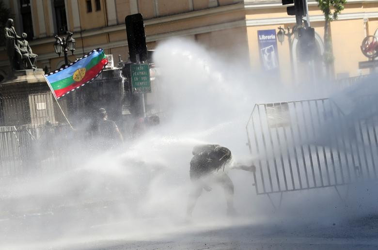 Người dân Chile liên tục xuống đường, đốt phá xe buýt, ga tàu, cướp bóc siêu thị trong các cuộc biểu tình phản đối việc tăng giá vé tàu điện ngầm. 