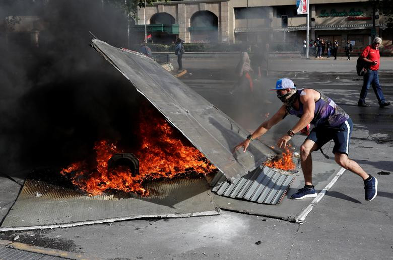 Làn sóng biểu tình bạo lực ở Chile thời gian qua đã làm hàng chục người thiệt mạng, 7.000 người bị bắt, gây thiệt hại lớn cho nền kinh tế nước này. 
