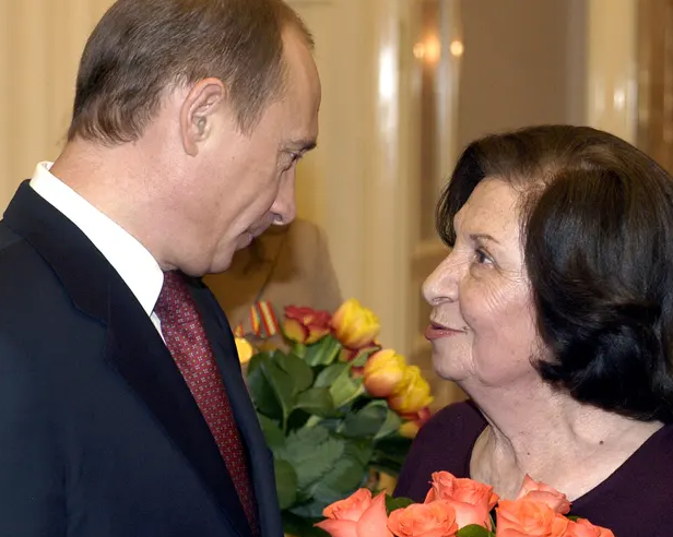 Tháng 6/2017, Tổng thống Nga Vladimir Putin (trái) đã đến thăm trụ sở của SVR và ca ngợi các đặc vụ bí mật, bao gồm vợ chồng bà Vartanian. "Họ là những người khiêm tốn, họ không thích được gọi là anh hùng", ông Putin nói. Ảnh: The Guardian.