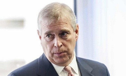 Hoang tu Andrew thoi nghia vu Hoang gia Anh sau be boi ty phu au dam