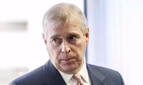 Hoang tu Andrew thoi nghia vu Hoang gia Anh sau be boi ty phu au dam