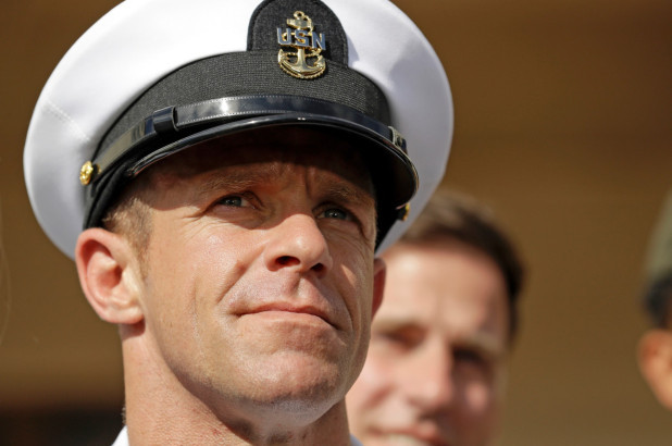 Được biết, biệt kích Edward Gallagher (ảnh) đã bị cáo buộc tội ác chiến tranh, nhưng sau đó lại được giảm nhẹ tội danh. Bộ Quốc phòng Mỹ cáo buộc ông Spencer bí mật đề xuất với Nhà Trắng rằng nếu không can thiệp vào tiến trình khởi tố, Gallagher sẽ giải ngũ mà không bị trục xuất khỏi SEAL. Ảnh: NYP.