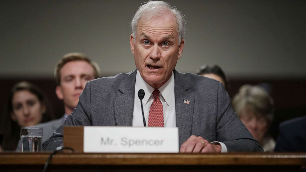 "Dù thời gian của tôi trong vai trò này có thể ngắn ngủi, nhưng tôi đã chuẩn bị đầy đủ và sẽ tận tậm trong vai trò Quyền Bộ trưởng Quốc phòng Mỹ, đảm bảo sự liên tục vai trò lãnh đạo", ông Spencer viết trong thư gửi tới cấp dưới của mình hồi tháng 7/2019. Trong thời gian đảm nhiệm chức vụ mới này, ông Spencer kiêm cả vị trí Bộ trưởng Hải quân Mỹ. Ảnh: ABC News.