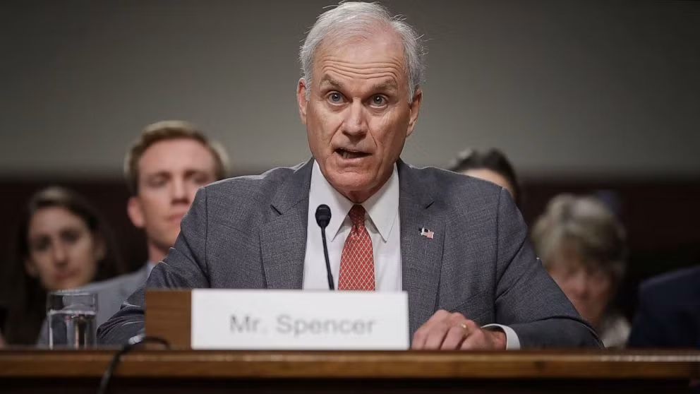 "Dù thời gian của tôi trong vai trò này có thể ngắn ngủi, nhưng tôi đã chuẩn bị đầy đủ và sẽ tận tậm trong vai trò Quyền Bộ trưởng Quốc phòng Mỹ, đảm bảo sự liên tục vai trò lãnh đạo", ông Spencer viết trong thư gửi tới cấp dưới của mình hồi tháng 7/2019. Trong thời gian đảm nhiệm chức vụ mới này, ông Spencer kiêm cả vị trí Bộ trưởng Hải quân Mỹ. Ảnh: ABC News.