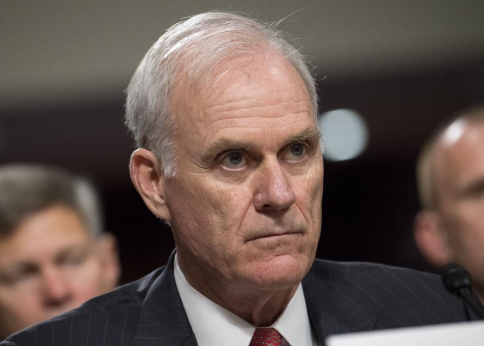 "Tôi rất không hài lòng trước cách làm việc của một người là quan chức cấp cao trong Bộ Quốc phòng Mỹ. Thật đáng tiếc, tôi cho rằng Bộ trưởng Spencer không có đủ uy tín để tiếp tục giữ vị trí đó", Bộ trưởng Mark Esper cho biết. Ảnh: UPI.