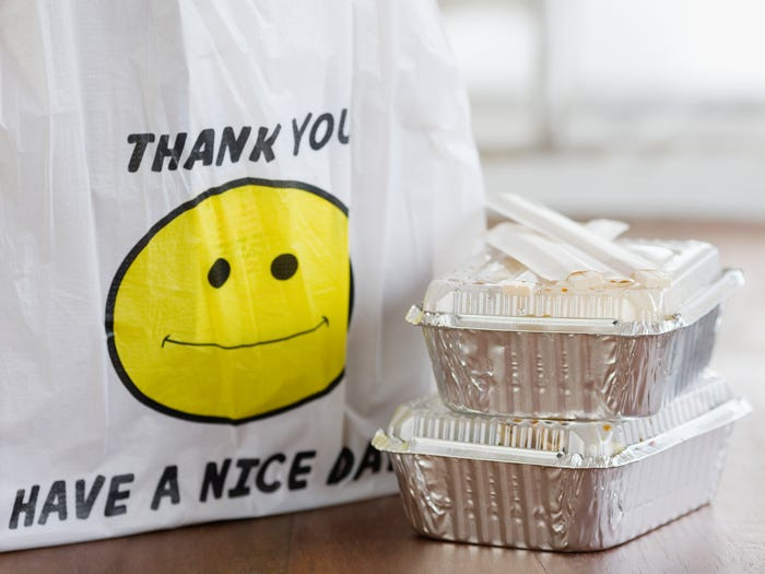 Họ cũng không ngại mang đồ ăn thừa ở nhà hàng về nhà.