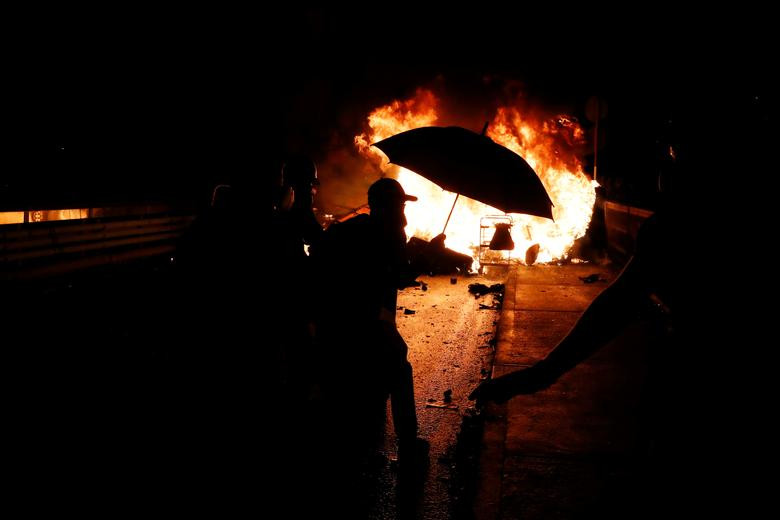 Cảnh sát chống bạo động Hong Kong đã xông vào khuôn viên một trường đại học ở Tân Giới tối 12/11 và giải tán đám đông hàng trăm người biểu tình bằng hơi cay, đạn cao su và vòi rồng.