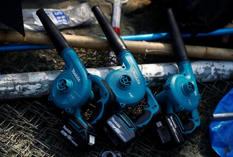 Máy thổi được sử dụng để xua tan hơi cay.