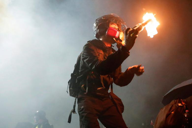 Đám đông biểu tình bịt mặt đáp trả bằng bom xăng và gạch đá, gây ra cảnh hưởng hỗn loạn. Nhiều người bị thương trong các vụ đụng độ này.