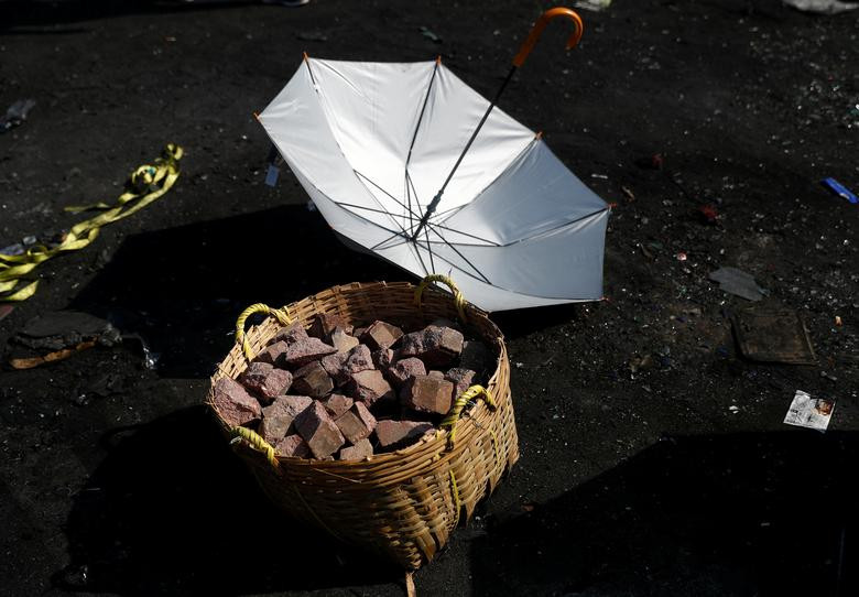 Một giỏ đựng gạch đá của người biểu tình Hong Kong được chuẩn bị sẵn tại Đại học Trung văn.