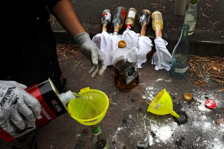 Người biểu tình đang chế tạo bom xăng tại trường Đại học Trung văn ở Hong Kong.