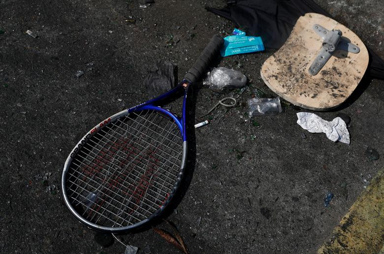 Cây vợt này được sử dụng để ném trả lựu đạn hơi cay của cảnh sát.