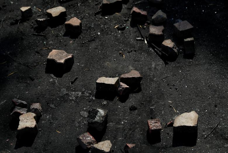 Gạch đá trên đường phố Hong Kong ngày 13/11.