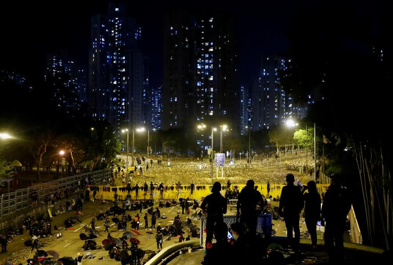 Theo hãng thông tấn Reuters, đụng độ đã xảy ra giữa người biểu tình và lực lượng cảnh sát trong khuôn viên nhiều trường đại học ở Hong Kong những ngày qua. (Nguồn ảnh: Reuters)