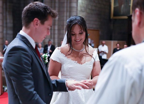 Truyền thông Anh khi đó gọi đám cưới của cặp đôi là đám cưới cổ tích. Louis đứng thứ 15 trong danh sách kế vị ngai vàng của Monaco dù chưa có tước hiệu hoàng gia. Trong khi đó, nàng dâu Hoàng gia Monaco Marie cũng được nhiều người ngưỡng mộ vì tài năng và nhan sắc của mình. Ảnh: NMR.