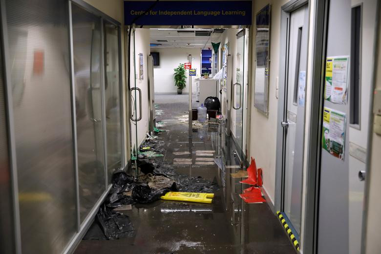 Một số tòa nhà bị hư hại, bom xăng, hóa chất nguy hiểm và rác thải vương vãi khắp mọi nơi trong khuôn viên trường.