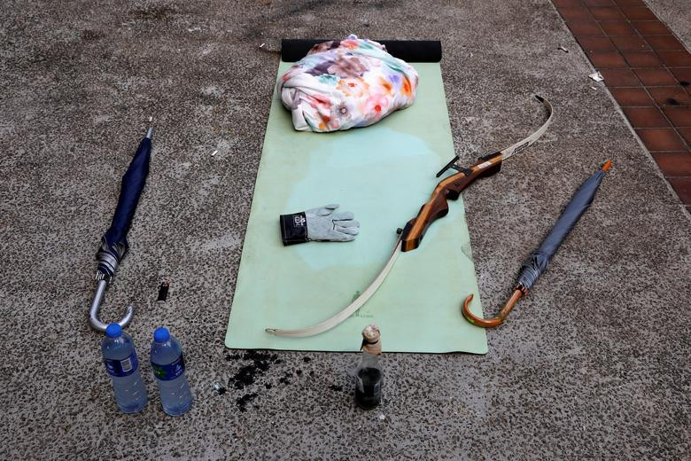 Trong những ngày bị bao vây, những người biểu tình chuẩn bị nhiều loại vũ khí như bom xăng, súng cao su,...để đối phó cảnh sát.