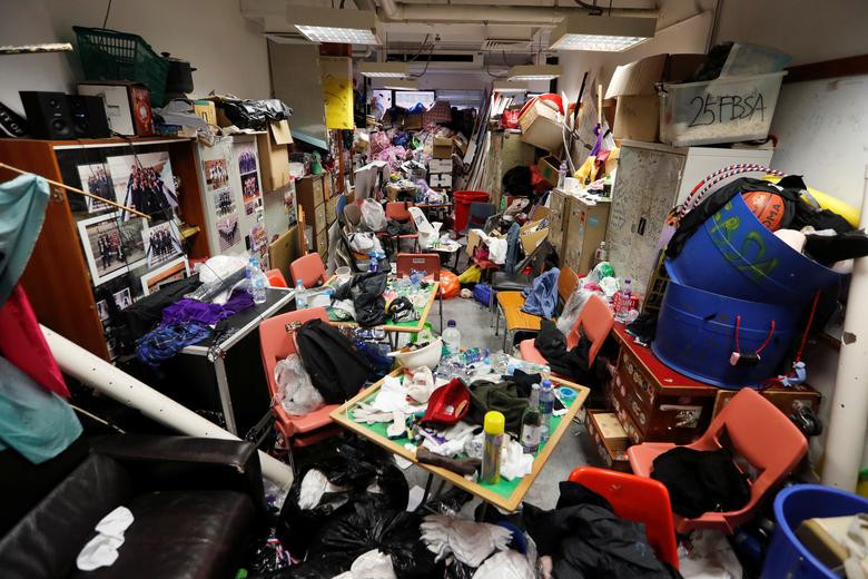 Cảnh tượng ngổn ngang bên trong trường Đại học Bách khoa Hong Kong ngày 26/11.