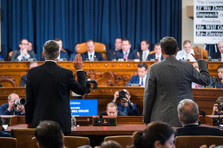 Hai nhân chứng nói trên đều nhấn mạnh tầm quan trọng của viện trợ quân sự của Mỹ đối với Ukraine. Chính vì vậy, họ bày tỏ lo ngại về việc Tổng thống Trump hoãn khoản viện trợ này nhằm gây sức ép yêu cầu Tổng thống Ukraine tuyên bố điều tra ông Biden và công ty khí tự nhiên Burisma của Ukraine. Ảnh: Reuters.