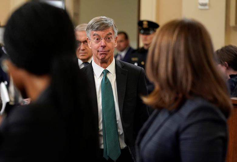 Ông Taylor đề cập tới cuộc điện thoại giữa Đại sứ Mỹ tại Liên minh châu Âu (EU) Gordon Sondland và Tổng thống Trump, cũng như nhận định của ông Sondland khi cho biết Tổng thống Trump quan tâm tới việc điều tra cựu Phó Tổng thống Joe Biden hơn vấn đề Ukraine. Cuộc thoại diễn ra sau cuộc gặp giữa ông Sondland và các quan chức Ukraine ngày 26/7. Ảnh: Reuters.