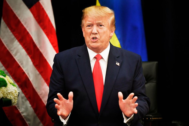 Tổng thống Trump thừa nhận, trong cuộc điện đàm hồi tháng 7/2019, ông đã nói chuyện với Tổng thống Zelensky về nhà Biden và cũng xác nhận việc tạm rút gói hỗ trợ quân sự gần 400 triệu USD cho Ukraine trước khi gọi điện cho tổng thống nước này. Tuy nhiên, nhà lãnh đạo Mỹ phủ nhận cáo buộc ông cố gây sức ép với ông Zelensky. Ảnh: VOX.