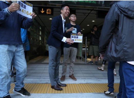 Kelvin Lam cảm ơn những người ủng hộ sau chiến thắng trong cuộc bầu cử ngày 25/11. Ảnh: Reuters.