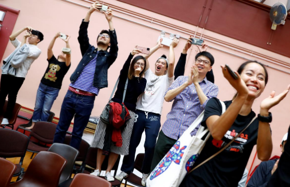 Những người ủng hộ ứng viên Kelvin Lam ăn mừng sau khi ông Lam giành chiến thắng tại một điểm bỏ phiếu ở quận South Horizons West ở Hong Kong ngày 25/11. Ảnh: Reuters.