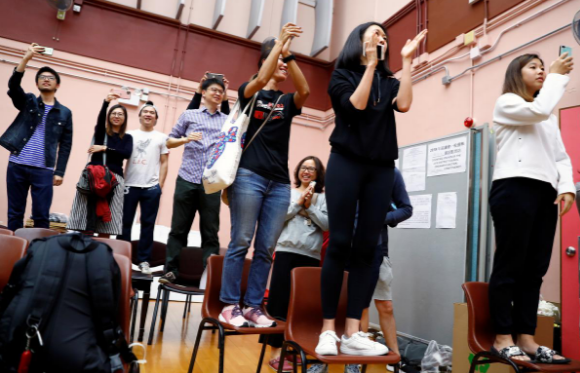 Theo một số ứng cử viên chiến thắng, kết quả này giống như một cuộc bỏ phiếu ủng hộ những người biểu tình.