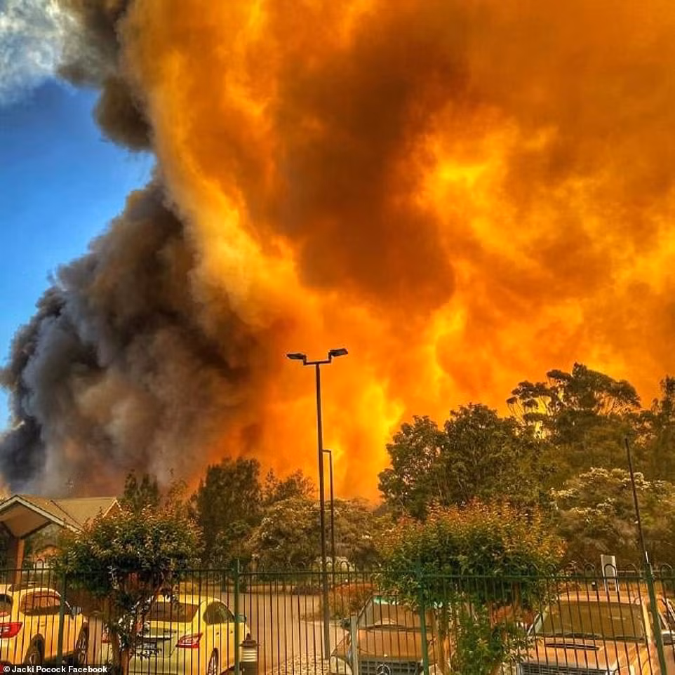 "Tôi chưa từng thấy bầu trời đỏ như vậy trong suốt gần 20 năm qua", một cư dân cho biết.